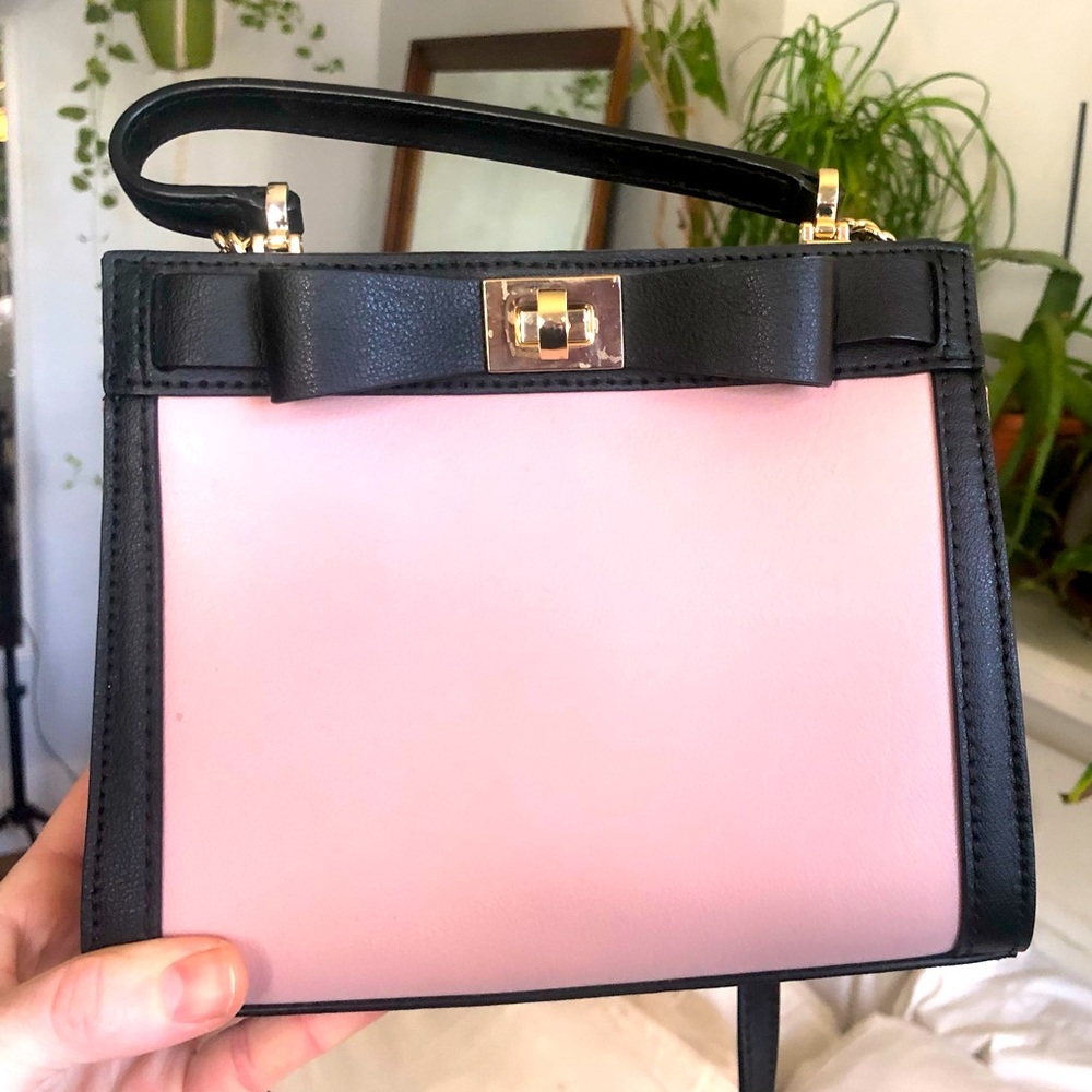 NWOT Kate Spade pink and black purse with gold details and chain